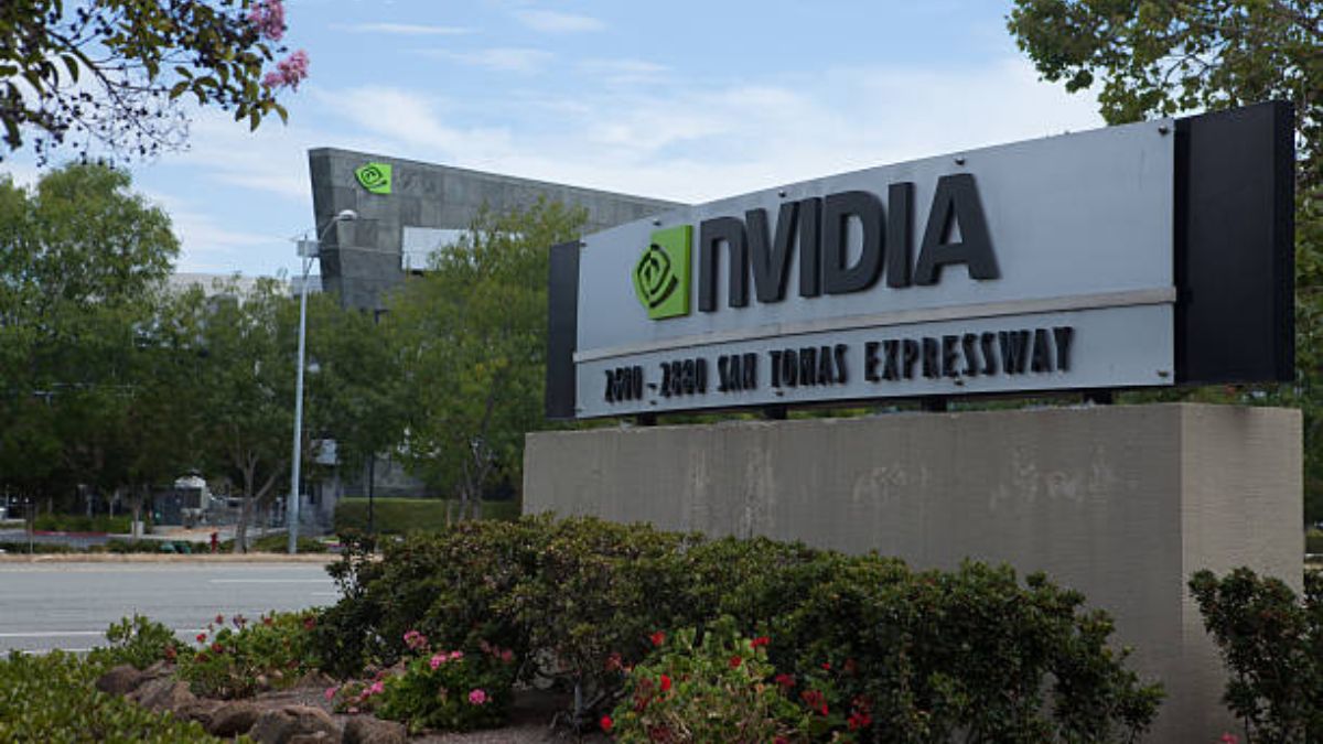 Nvidia Shares Dip on Blackwell Server Concerns Ahead of Earnings